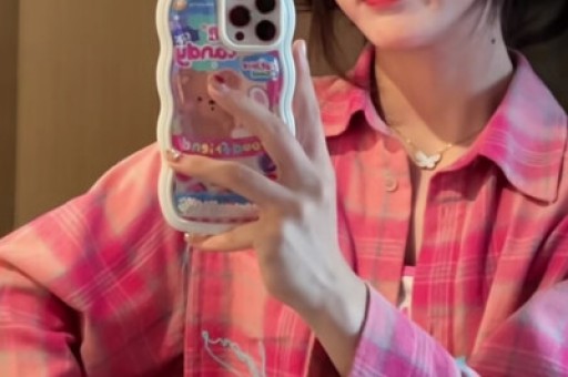 南通网友爆料：一车辆四脚朝天！围着一堆吃瓜群众……